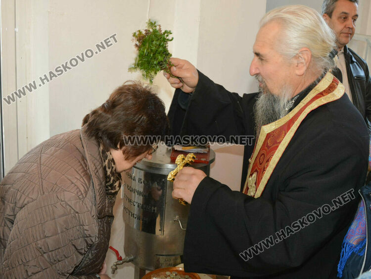 В деня на св.Харалампий осветиха бурканите с мед в Боляровската църква