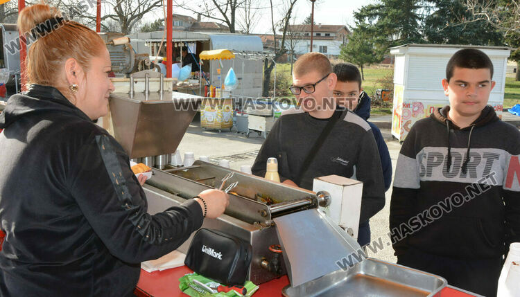 В деня на св.Харалампий осветиха бурканите с мед в Боляровската църква
