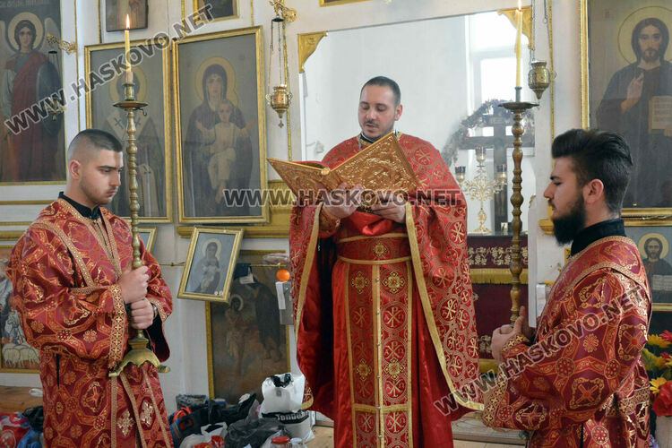В деня на св.Харалампий осветиха бурканите с мед в Боляровската църква