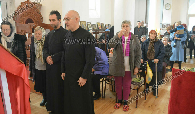 В деня на св.Харалампий осветиха бурканите с мед в Боляровската църква