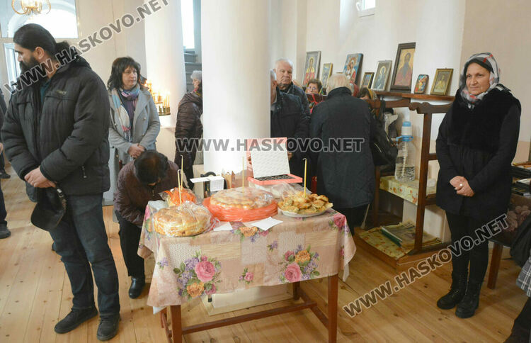 В деня на св.Харалампий осветиха бурканите с мед в Боляровската църква