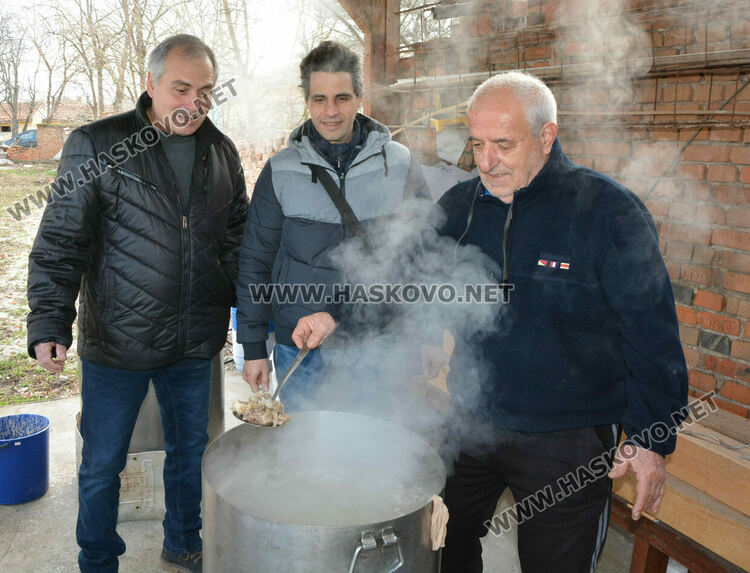 В деня на св.Харалампий осветиха бурканите с мед в Боляровската църква