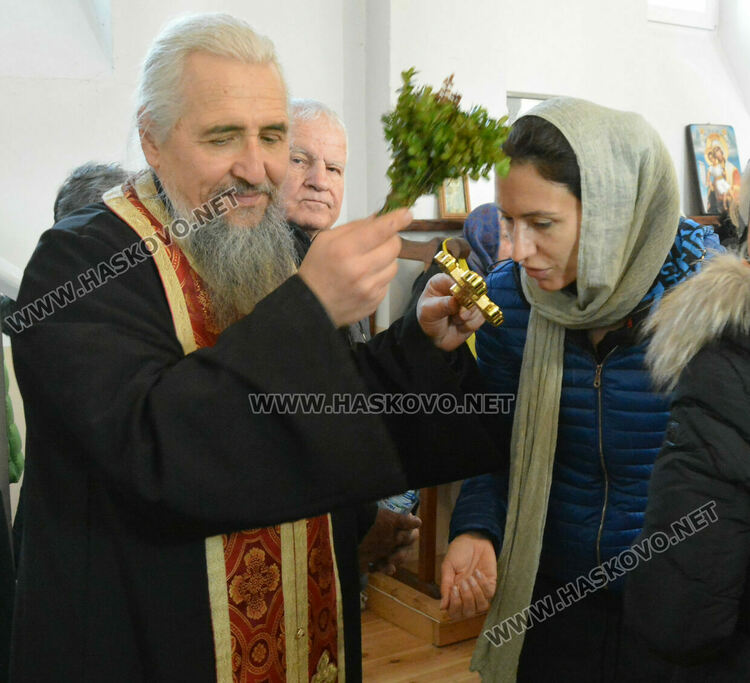 В деня на св.Харалампий осветиха бурканите с мед в Боляровската църква