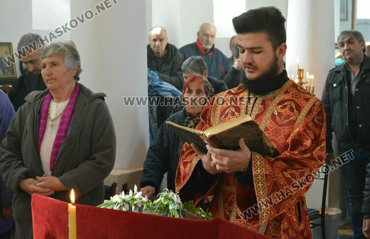 В деня на св.Харалампий осветиха бурканите с мед в Боляровската църква