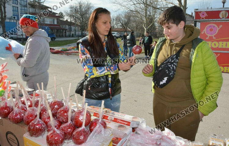 В деня на св.Харалампий осветиха бурканите с мед в Боляровската църква