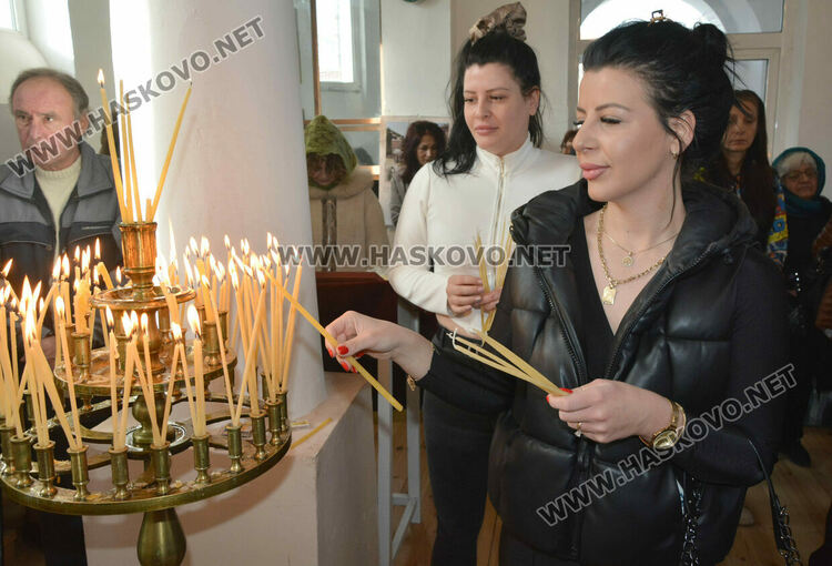 В деня на св.Харалампий осветиха бурканите с мед в Боляровската църква