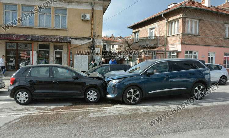 Жена удари колата си в спрял на светофар джип на кръстовището между „Илинден“ и „Освобождение“