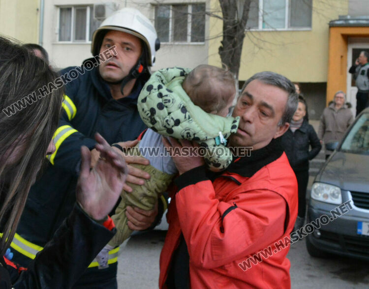 Спасиха бебе и евакуираха най-малко 10 души от жилищен блок, заради пожар в апартамент