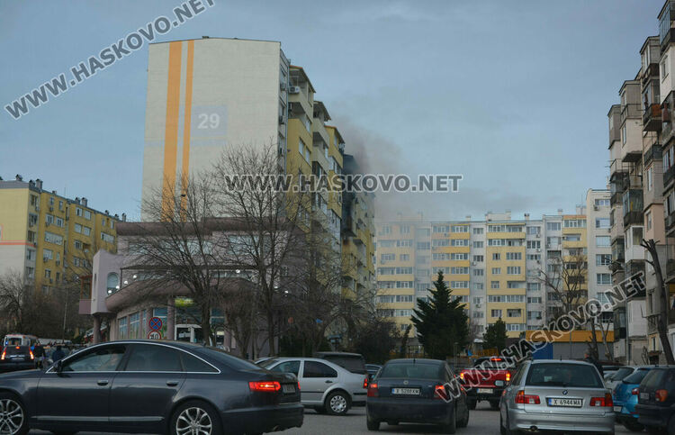 Спасиха бебе и евакуираха най-малко 10 души от жилищен блок, заради пожар в апартамент