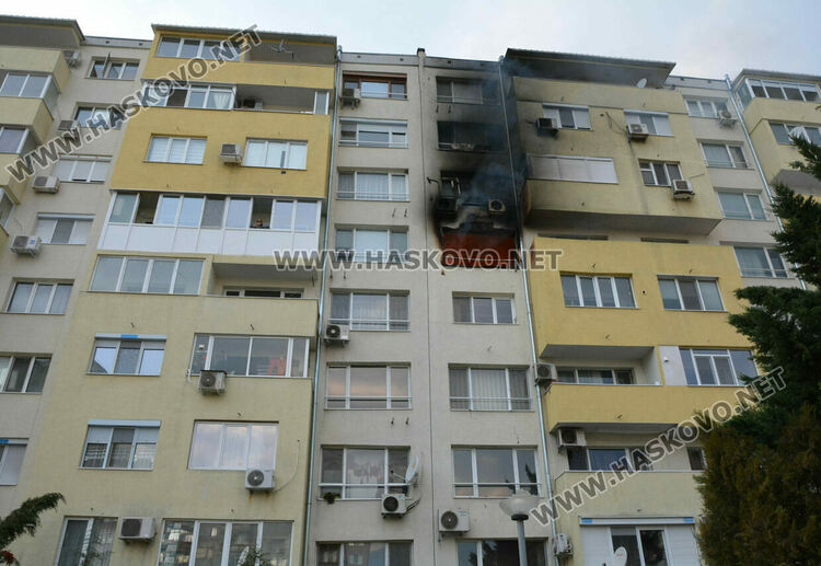 Спасиха бебе и евакуираха най-малко 10 души от жилищен блок, заради пожар в апартамент