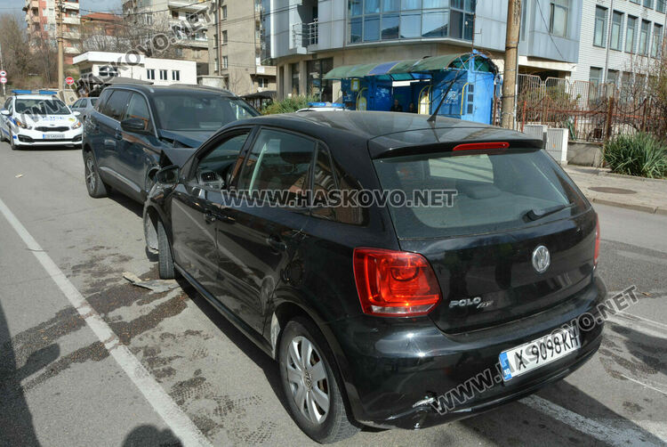 Жена удари колата си в спрял на светофар джип на кръстовището между „Илинден“ и „Освобождение“