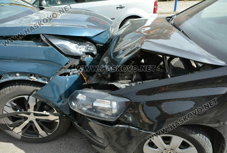Жена удари колата си в спрял на светофар джип на кръстовището между „Илинден“ и „Освобождение“