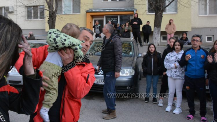 Спасиха бебе и евакуираха най-малко 10 души от жилищен блок, заради пожар в апартамент