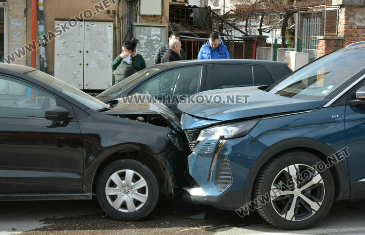 Жена удари колата си в спрял на светофар джип на кръстовището между „Илинден“ и „Освобождение“