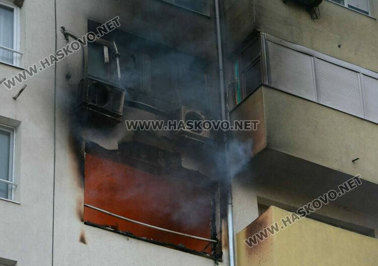 Спасиха бебе и евакуираха най-малко 10 души от жилищен блок, заради пожар в апартамент