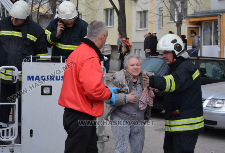 Спасиха бебе и евакуираха най-малко 10 души от жилищен блок, заради пожар в апартамент