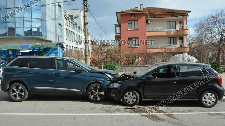 Жена удари колата си в спрял на светофар джип на кръстовището между „Илинден“ и „Освобождение“