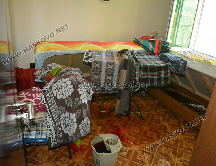 Част от собствениците на обгорелия след пожар вход се изнасят при роднини