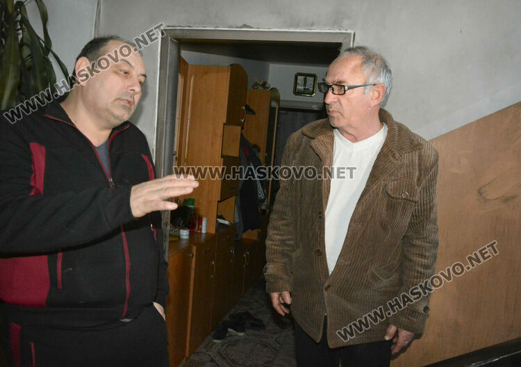 Част от собствениците на обгорелия след пожар вход се изнасят при роднини