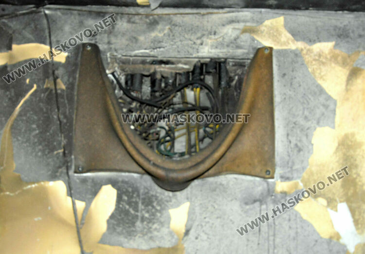 Част от собствениците на обгорелия след пожар вход се изнасят при роднини