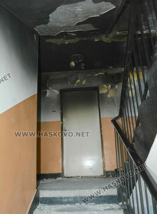 Част от собствениците на обгорелия след пожар вход се изнасят при роднини