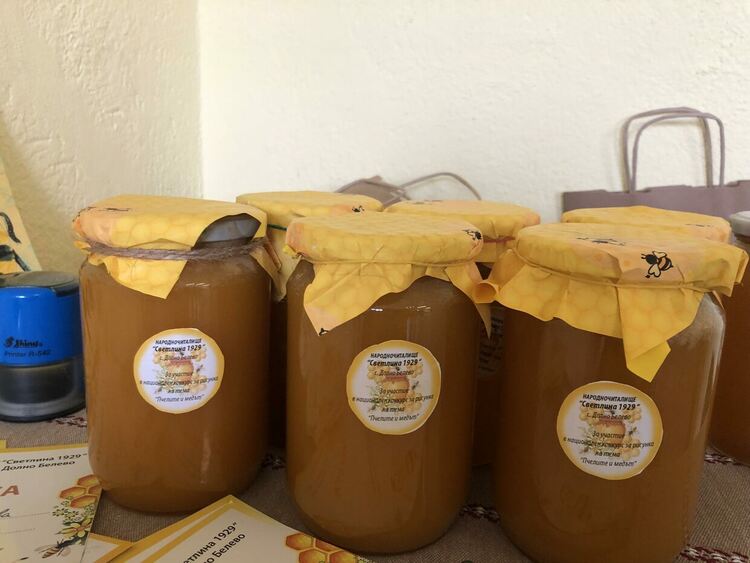 Конкурс за детска рисунка на тема "Пчелите и медът" събра  творби от 4 държави