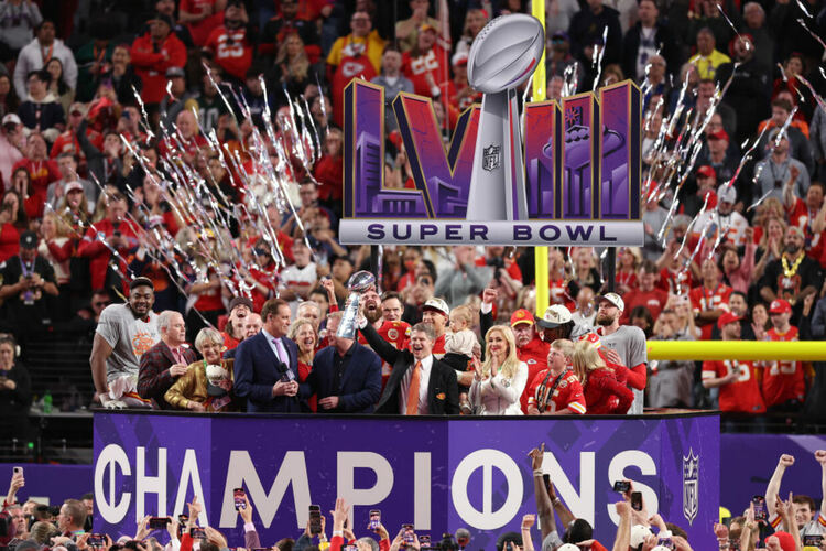 Тейлър Суифт открадна шоуто при победата на Канзас Сити в Супербоул