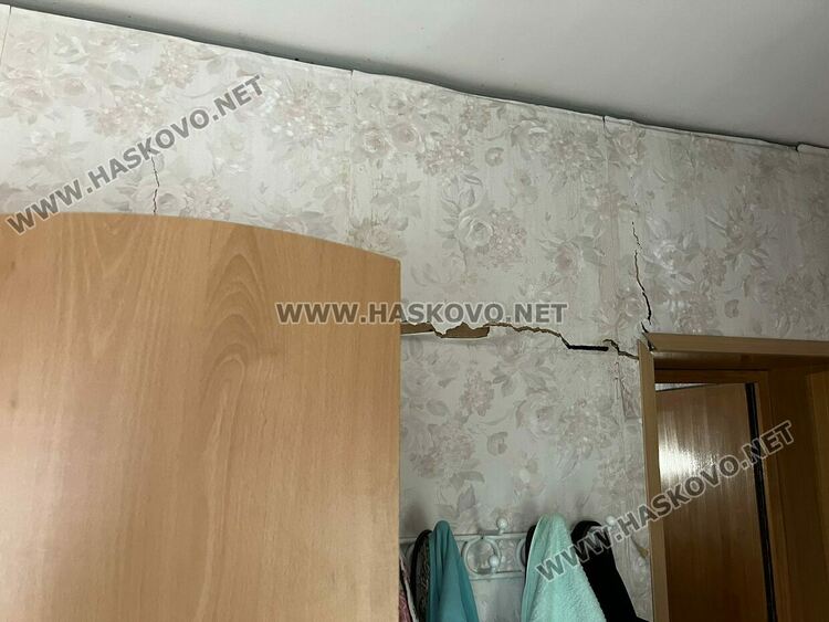 Част от собствениците на обгорелия след пожар вход се изнасят при роднини