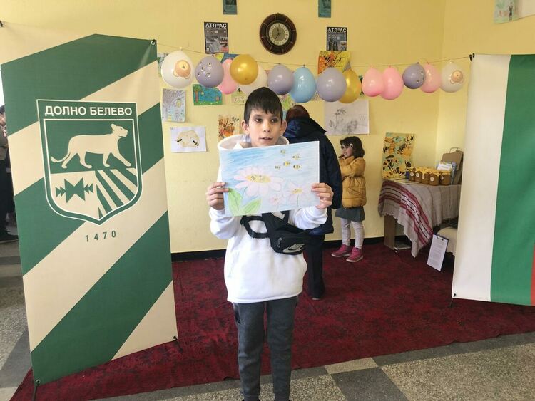 Конкурс за детска рисунка на тема "Пчелите и медът" събра  творби от 4 държави