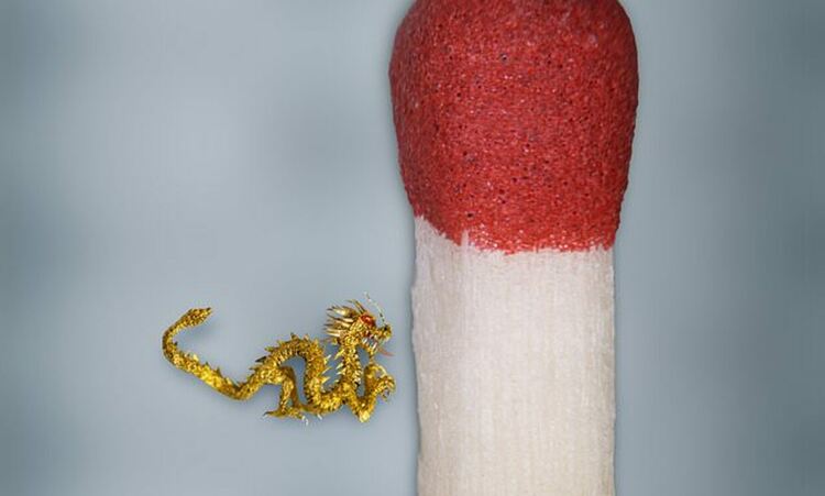 Скулптор създаде златен дракон за лунната Нова година, по-малък от кибритена клечка