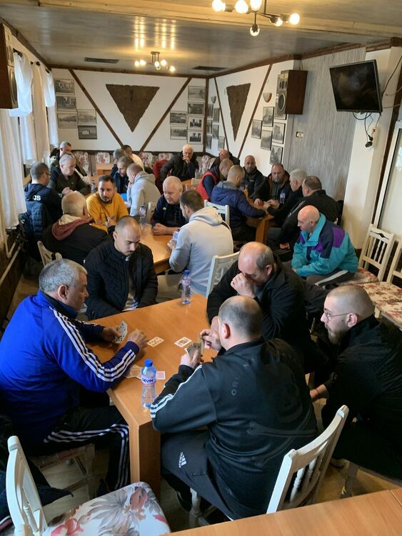 Призьори в турнир по бридж дариха наградите си