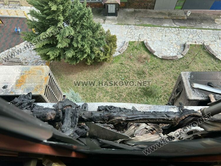 Част от собствениците на обгорелия след пожар вход се изнасят при роднини