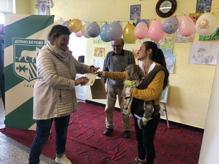 Конкурс за детска рисунка на тема "Пчелите и медът" събра  творби от 4 държави