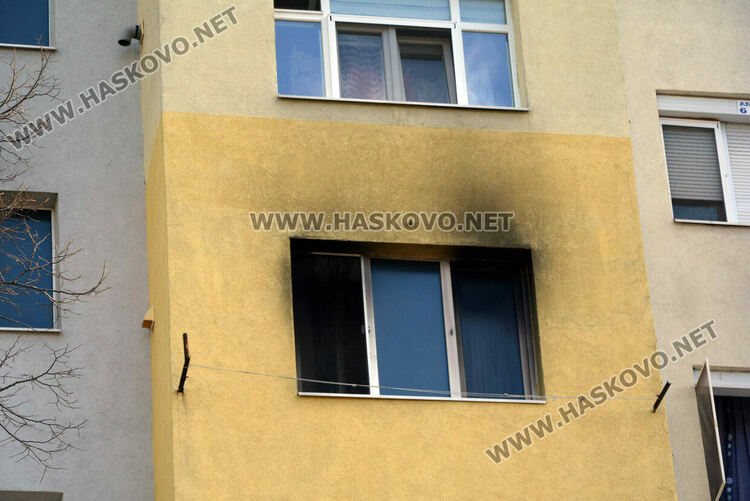 Част от собствениците на обгорелия след пожар вход се изнасят при роднини