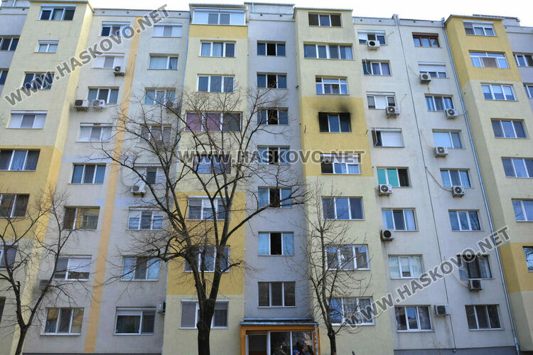 Част от собствениците на обгорелия след пожар вход се изнасят при роднини