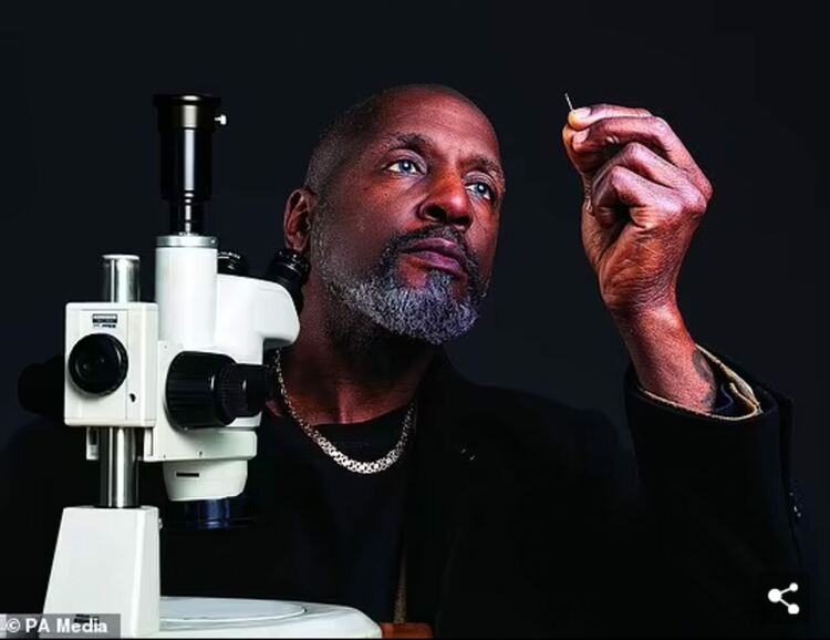 Скулптор създаде златен дракон за лунната Нова година, по-малък от кибритена клечка