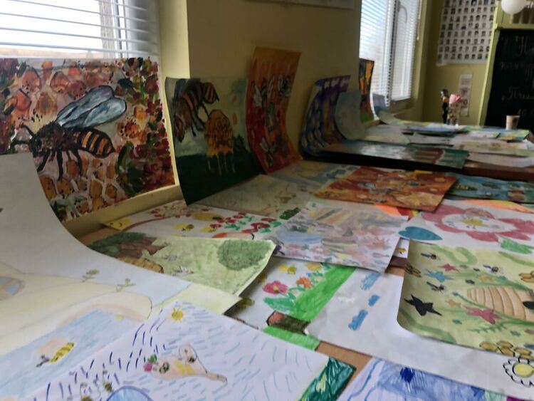 Конкурс за детска рисунка на тема "Пчелите и медът" събра  творби от 4 държави