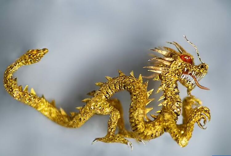 Скулптор създаде златен дракон за лунната Нова година, по-малък от кибритена клечка