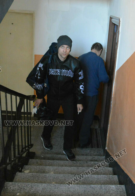 Част от собствениците на обгорелия след пожар вход се изнасят при роднини