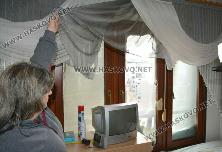 Част от собствениците на обгорелия след пожар вход се изнасят при роднини