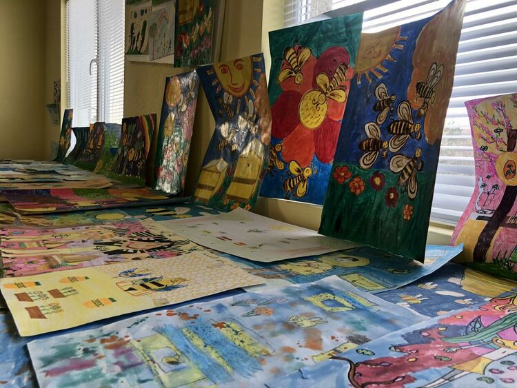 Конкурс за детска рисунка на тема "Пчелите и медът" събра  творби от 4 държави