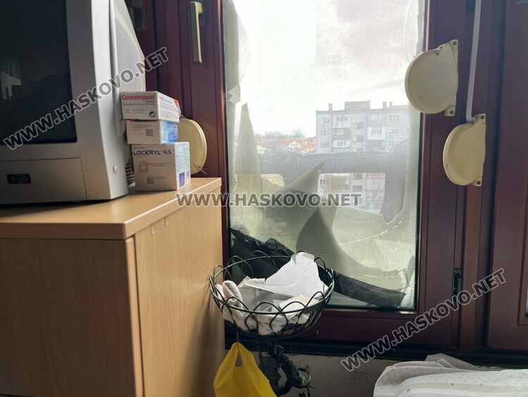 Част от собствениците на обгорелия след пожар вход се изнасят при роднини