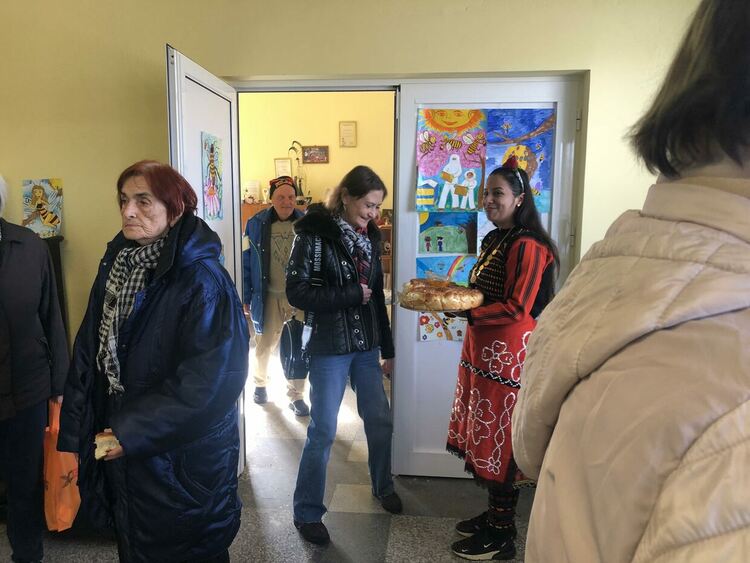 Конкурс за детска рисунка на тема "Пчелите и медът" събра  творби от 4 държави