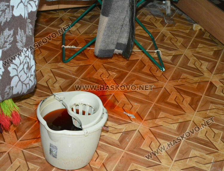 Част от собствениците на обгорелия след пожар вход се изнасят при роднини