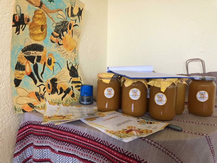 Конкурс за детска рисунка на тема "Пчелите и медът" събра  творби от 4 държави