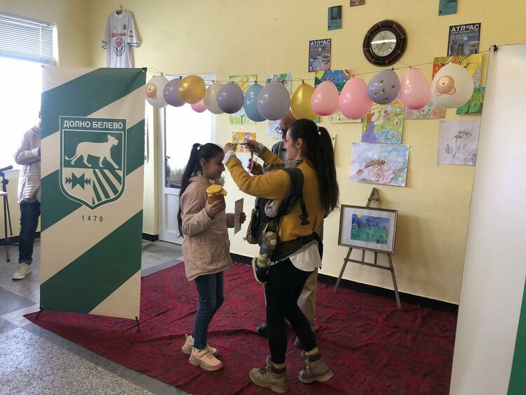 Конкурс за детска рисунка на тема "Пчелите и медът" събра  творби от 4 държави