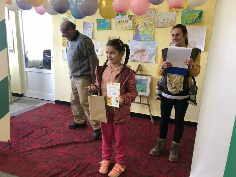 Конкурс за детска рисунка на тема "Пчелите и медът" събра  творби от 4 държави