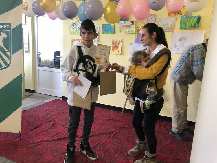 Конкурс за детска рисунка на тема "Пчелите и медът" събра  творби от 4 държави