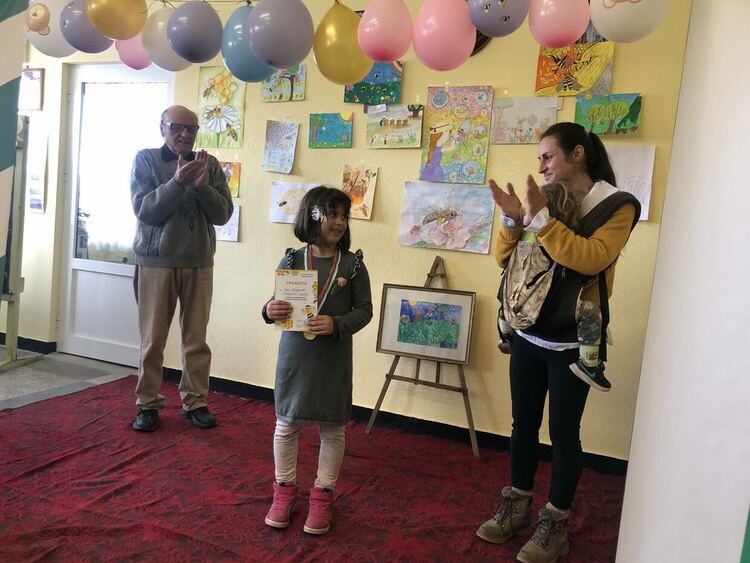 Конкурс за детска рисунка на тема "Пчелите и медът" събра  творби от 4 държави