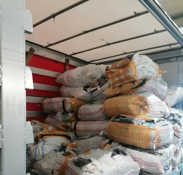 Задържаха над 22 тона фалшив прах за пране и близо 20 000 „маркови“ стоки